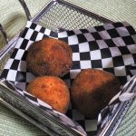 Croquetas de nueces, higo y queso de oveja