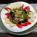 Ensalada con manzana, nueces y inagreta de mostaza y miel de caña